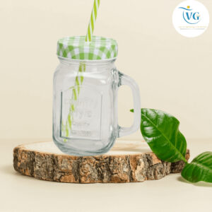 mug en verre avec paille
